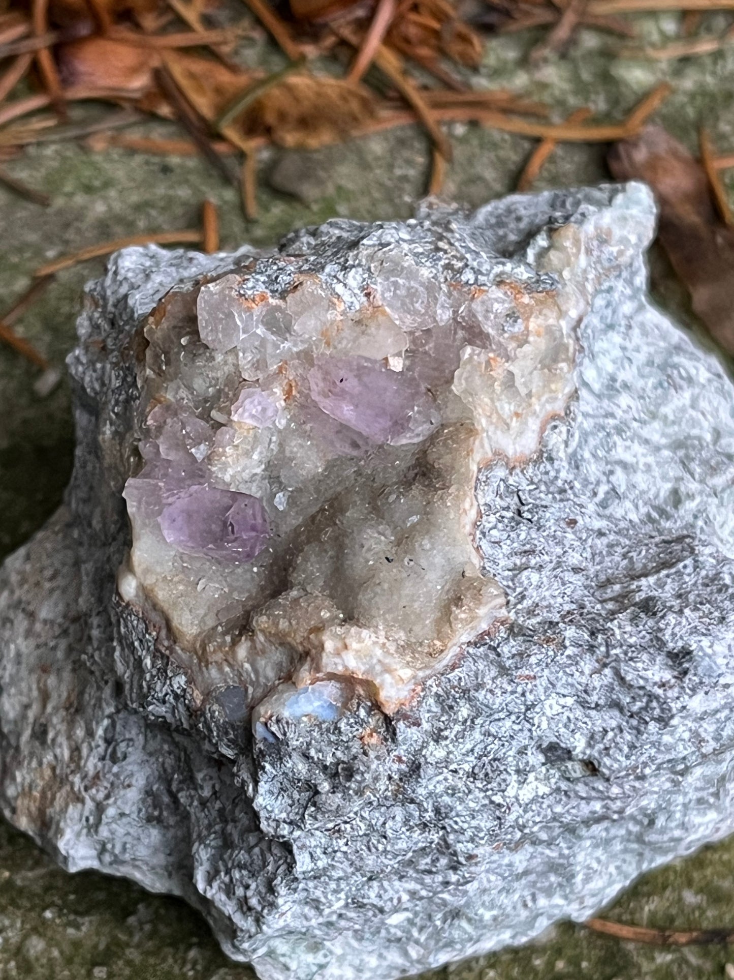 Herkimer Ametiszt Kvarc Andezit Ágyon