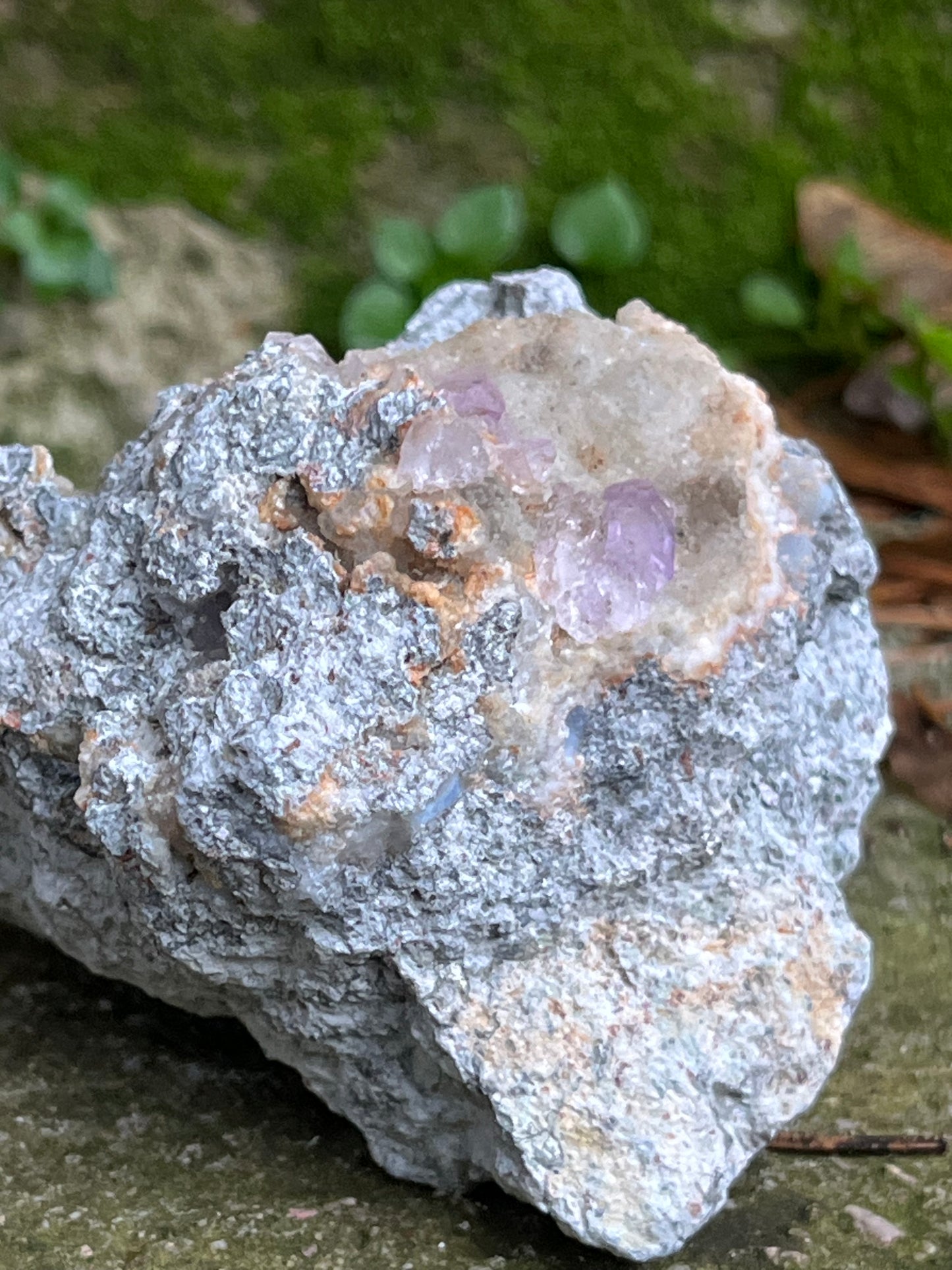 Herkimer Ametiszt Kvarc Andezit Ágyon