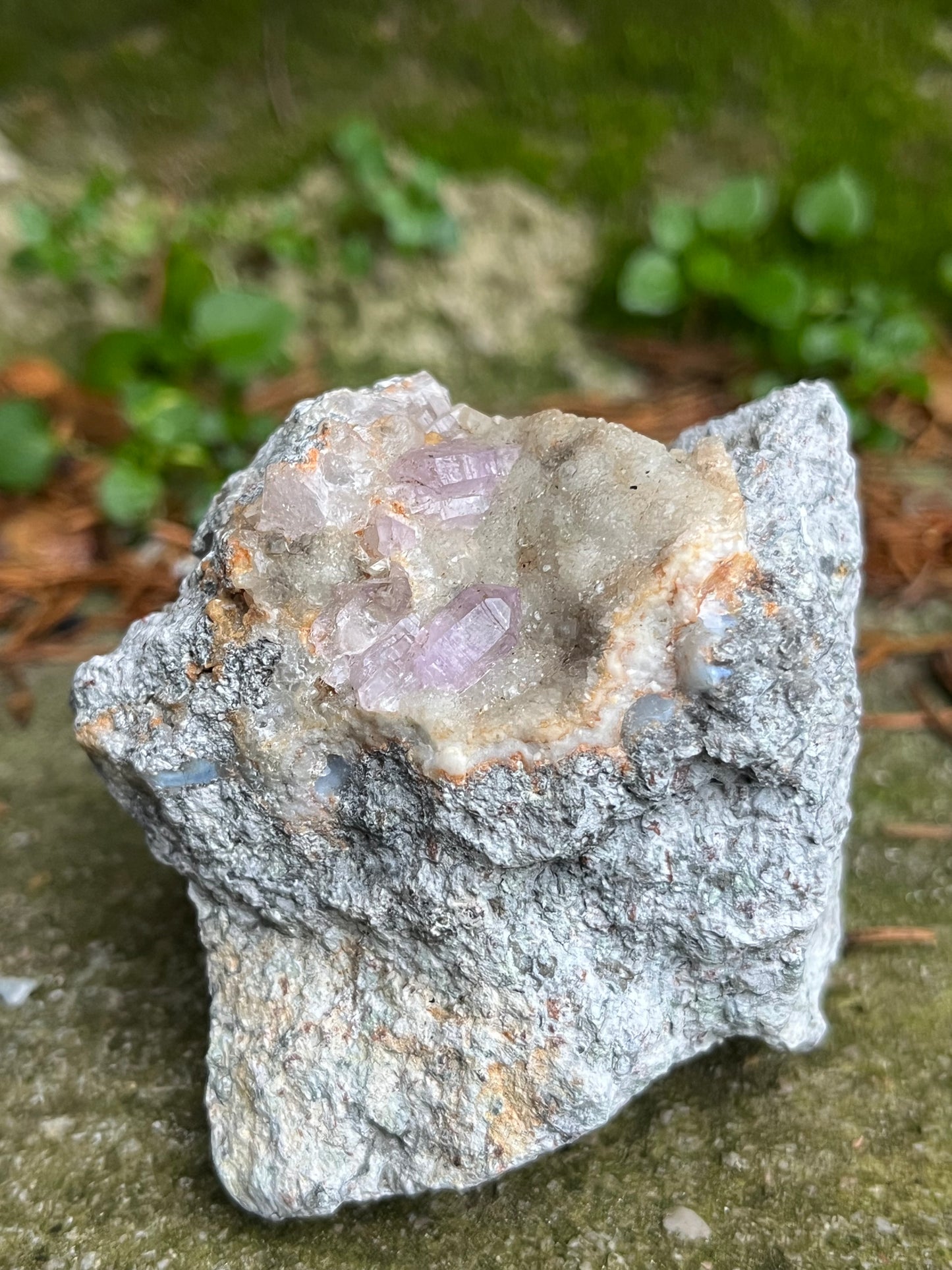 Herkimer Ametiszt Kvarc Andezit Ágyon
