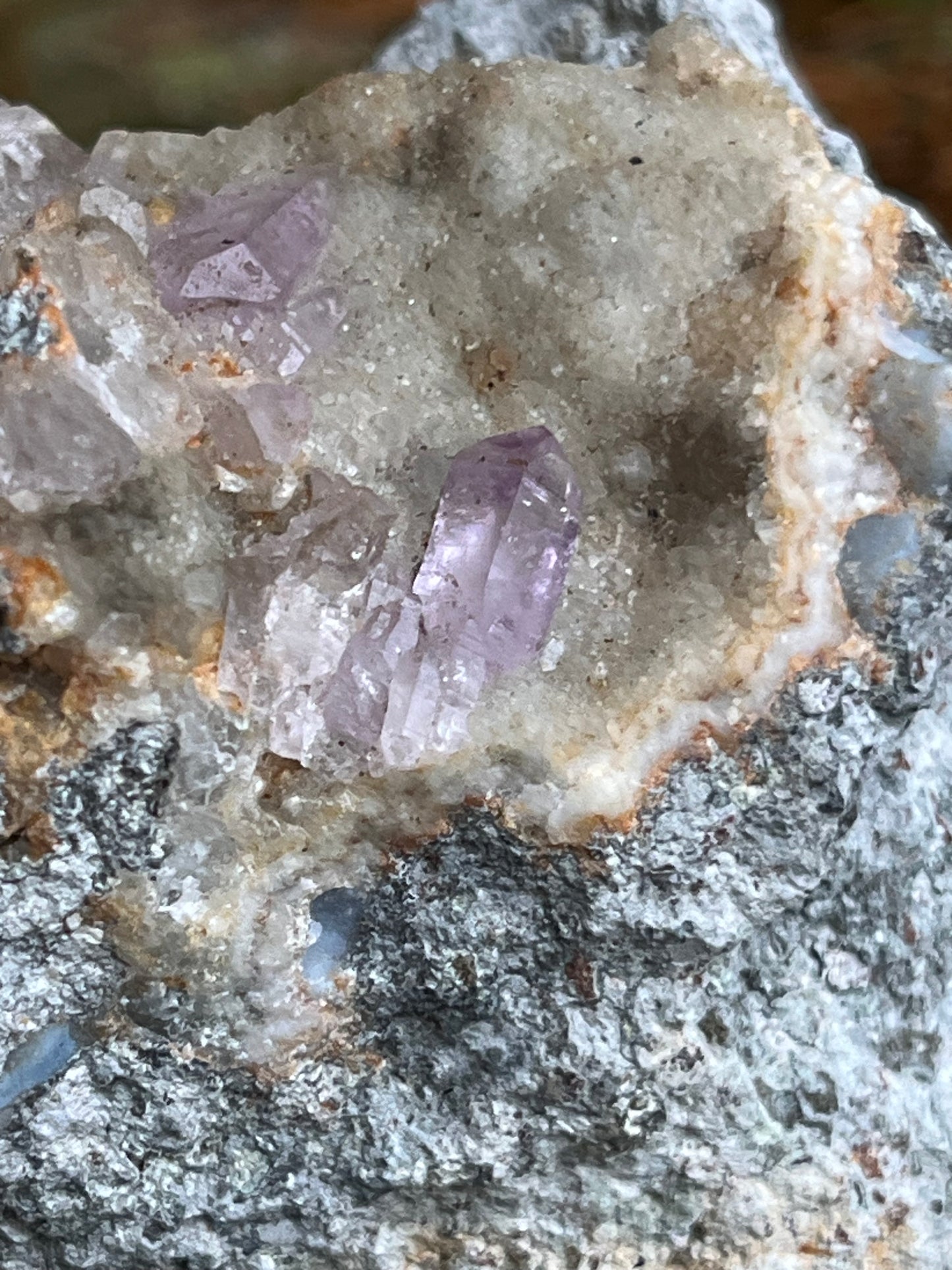 Herkimer Ametiszt Kvarc Andezit Ágyon