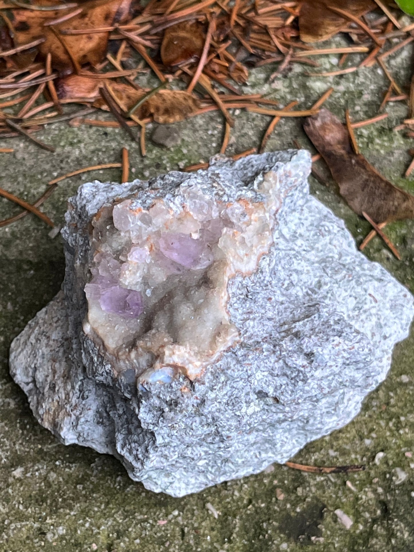 Herkimer Ametiszt Kvarc Andezit Ágyon