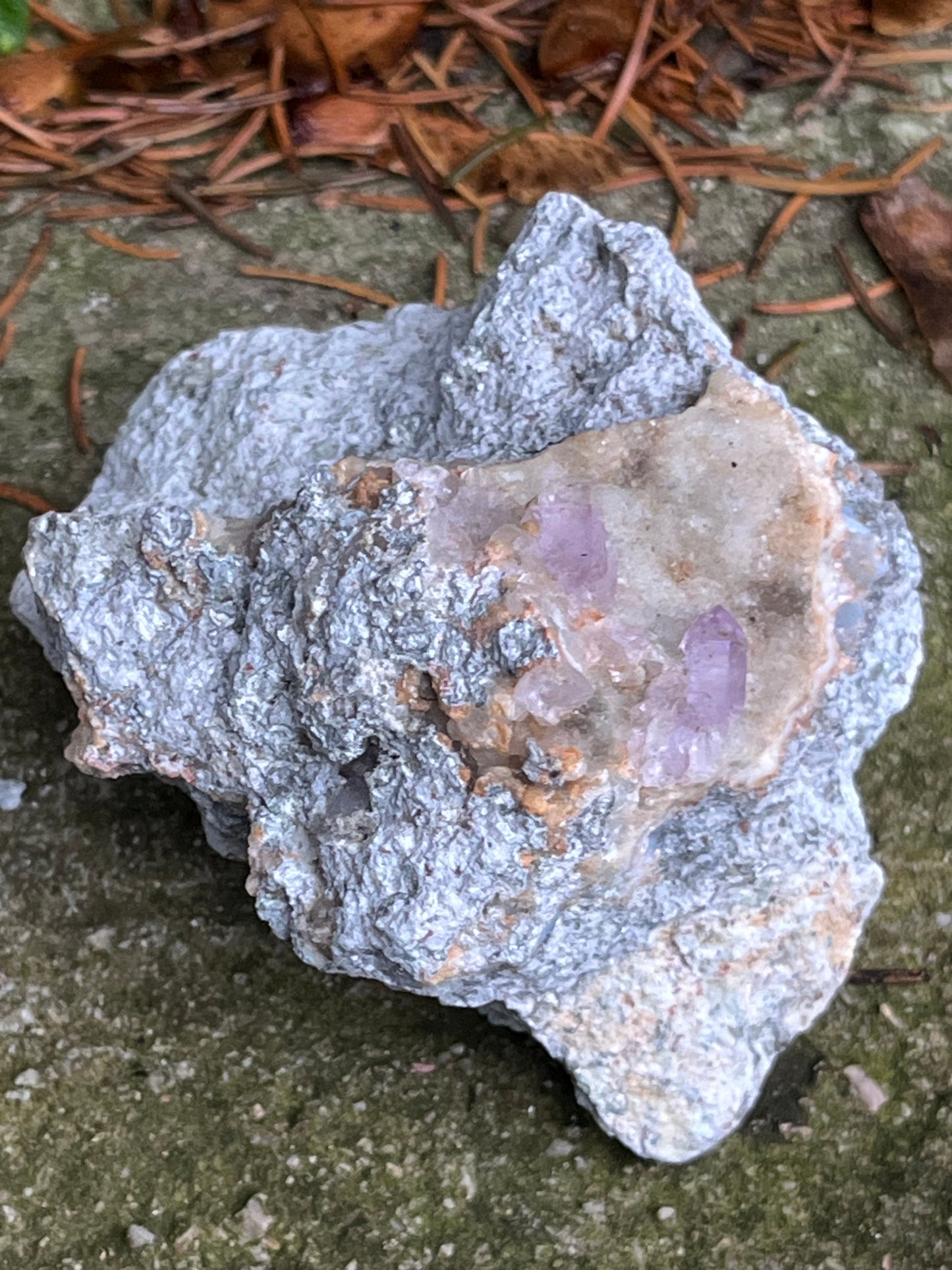 Herkimer Ametiszt Kvarc Andezit Ágyon