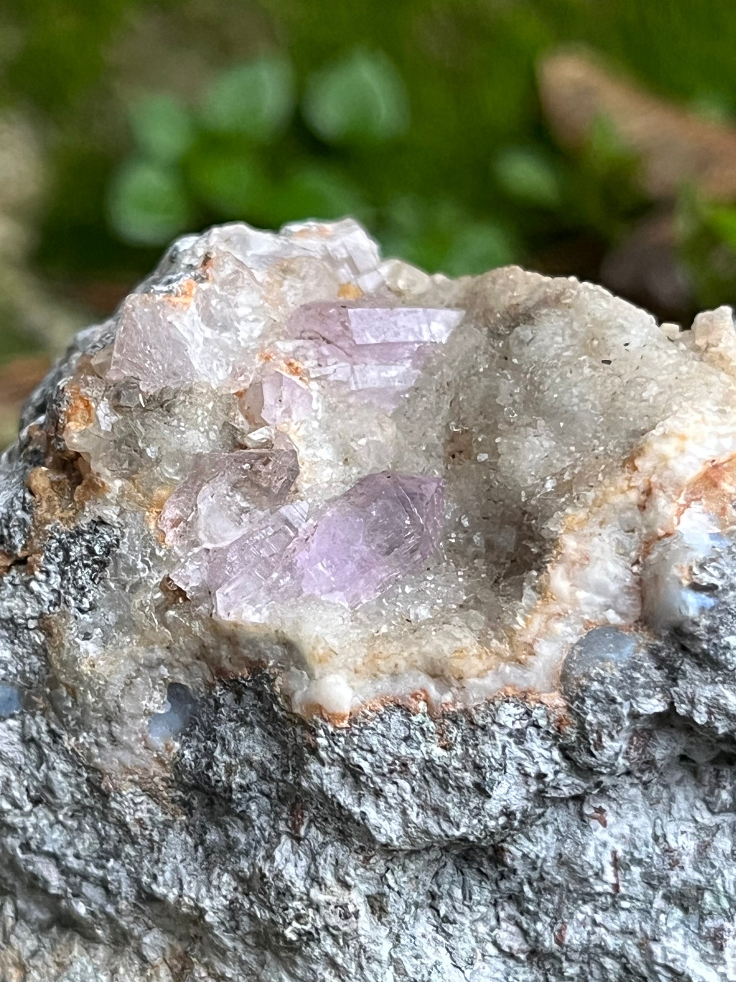 Herkimer Ametiszt Kvarc Andezit Ágyon