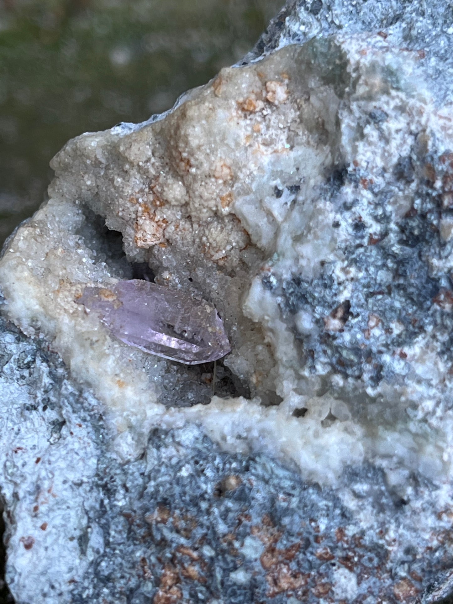 Herkimer Ametiszt Kvarc Andezit Ágyon