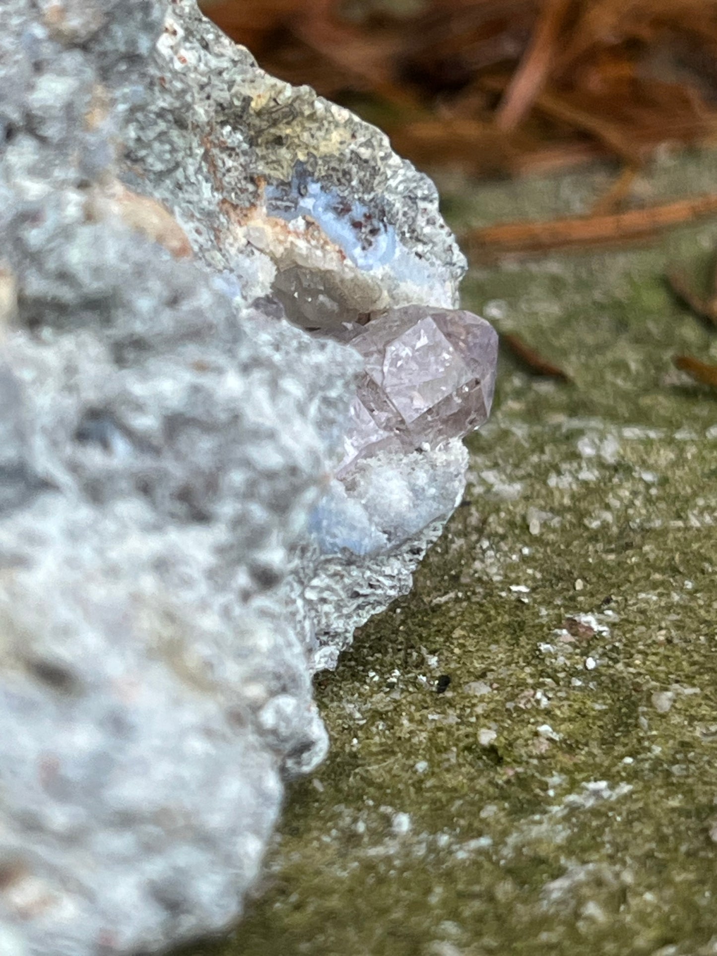 Herkimer Ametiszt Kvarc Andezit Ágyon