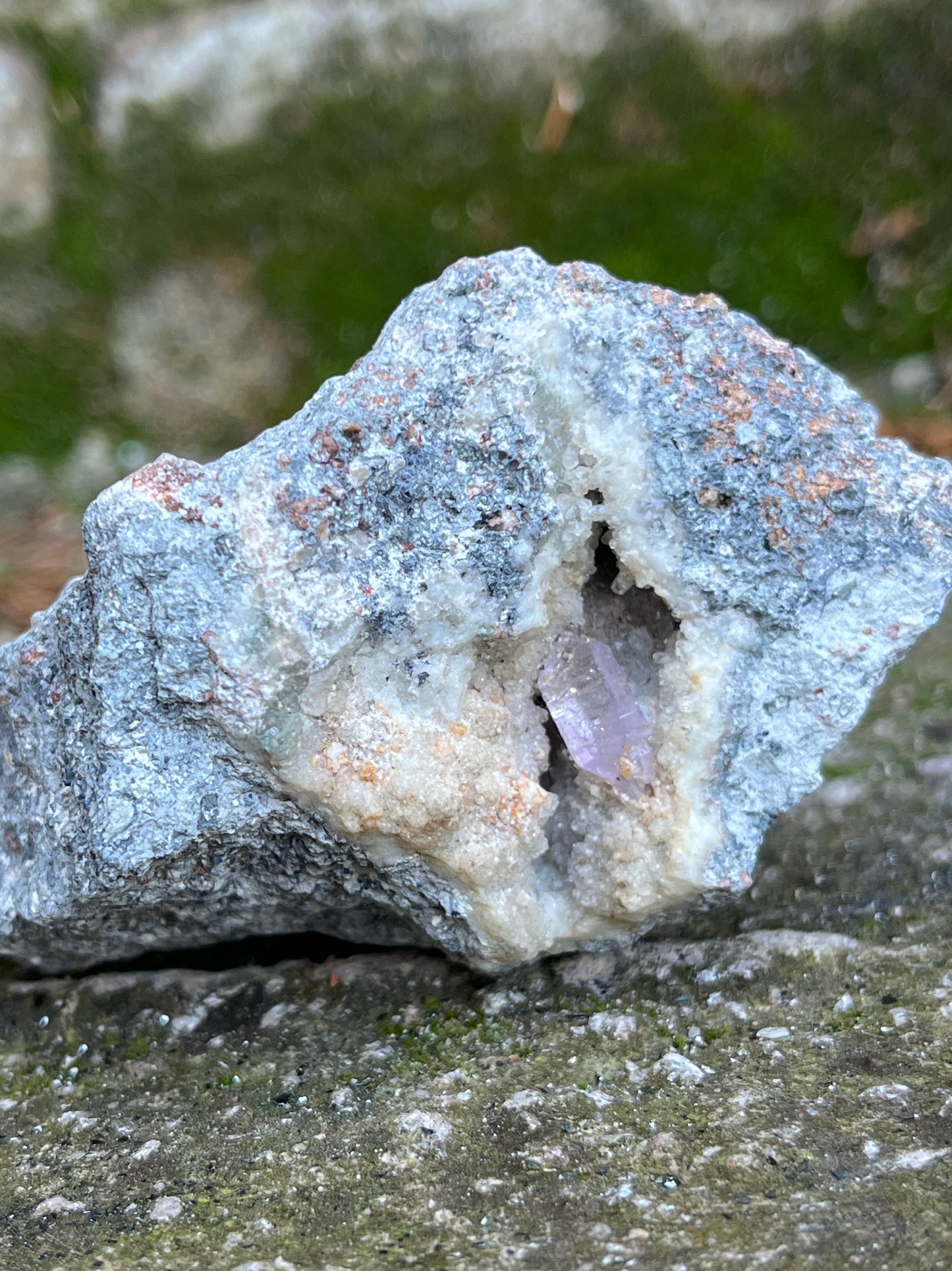 Herkimer Ametiszt Kvarc Andezit Ágyon