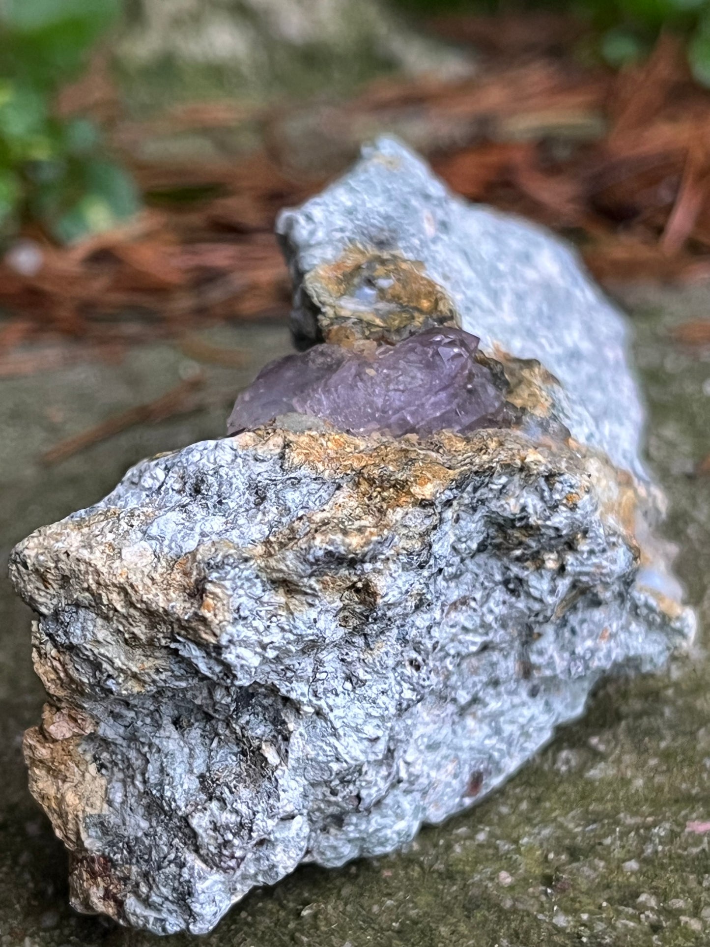 Herkimer Ametiszt Kvarc Andezit Ágyon