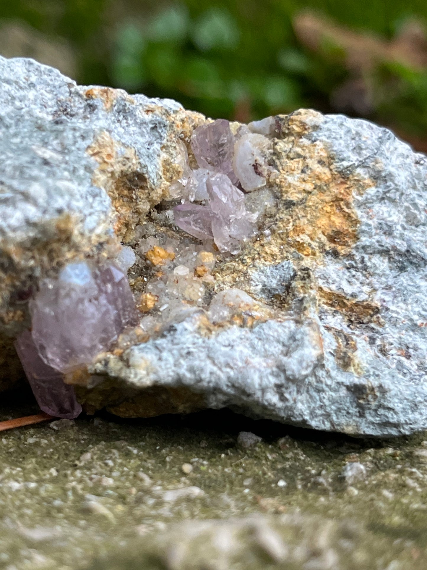 Herkimer Ametiszt Kvarc Andezit Ágyon