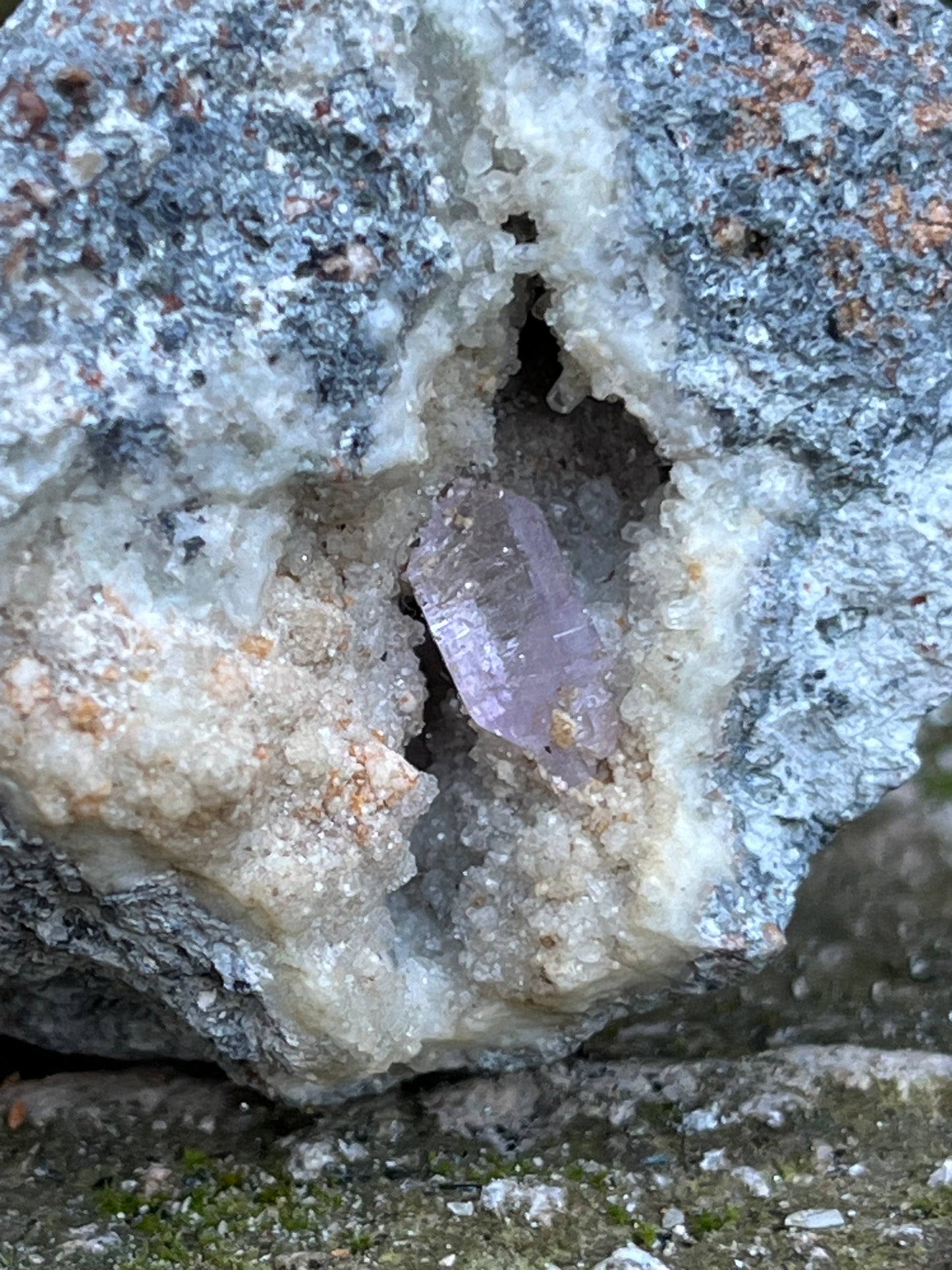 Herkimer Ametiszt Kvarc Andezit Ágyon