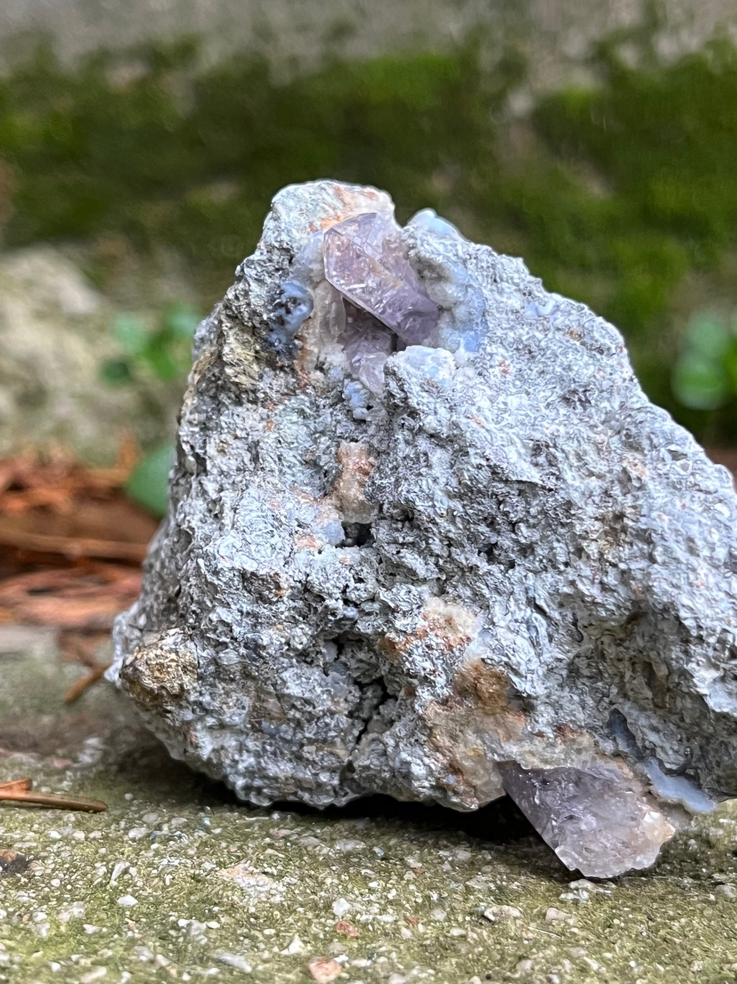 Herkimer Ametiszt Kvarc Andezit Ágyon