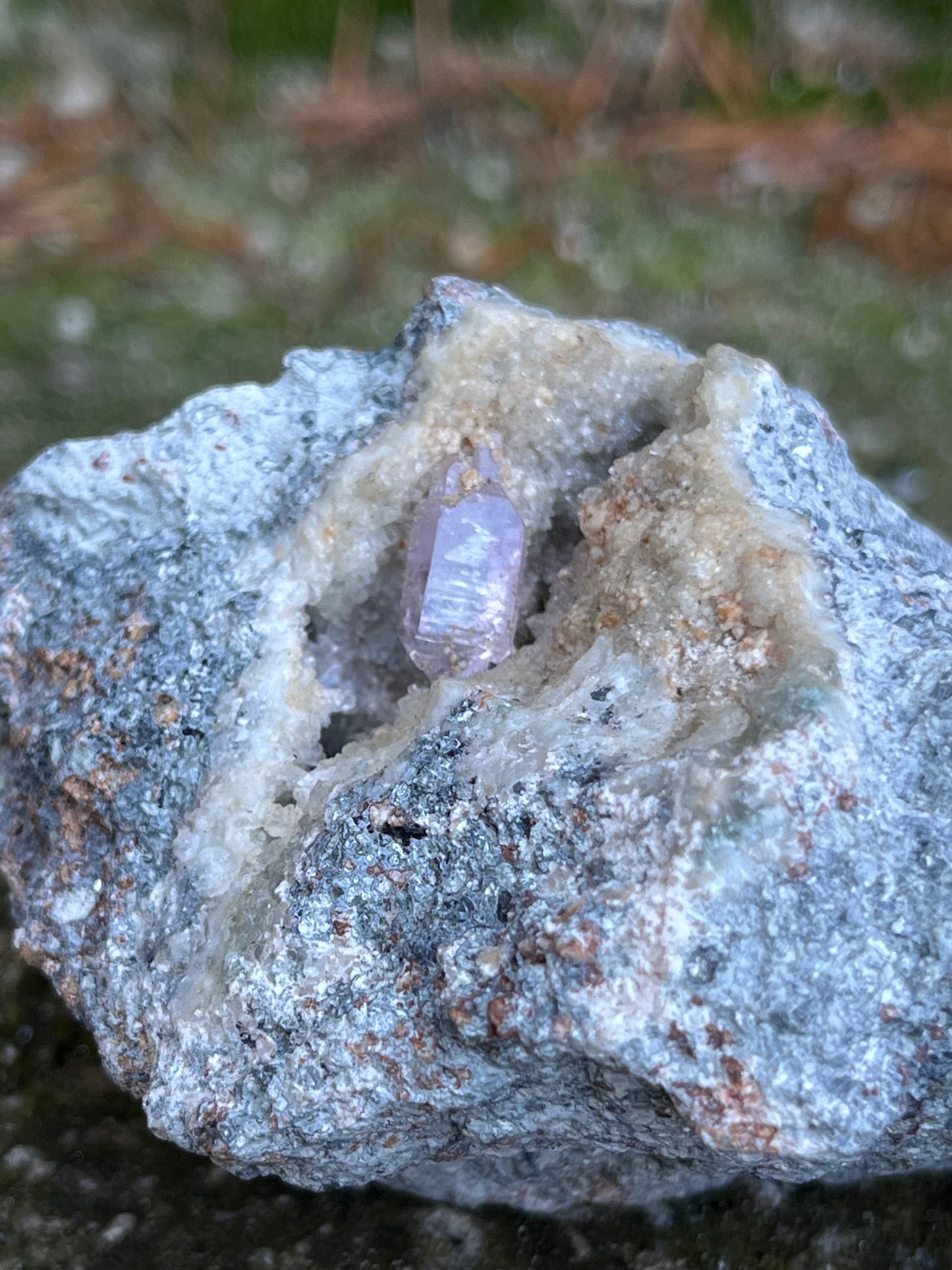 Herkimer Ametiszt Kvarc Andezit Ágyon