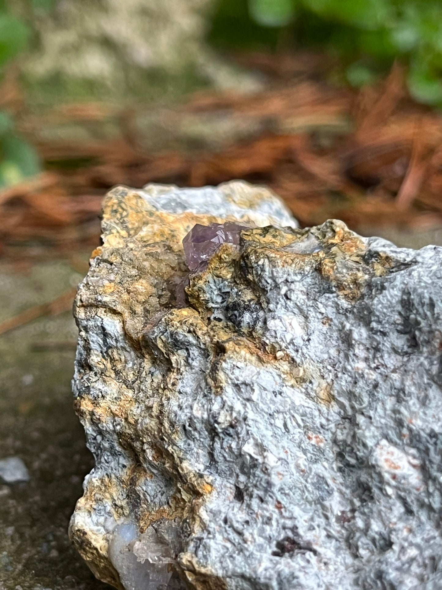 Herkimer Ametiszt Kvarc Andezit Ágyon