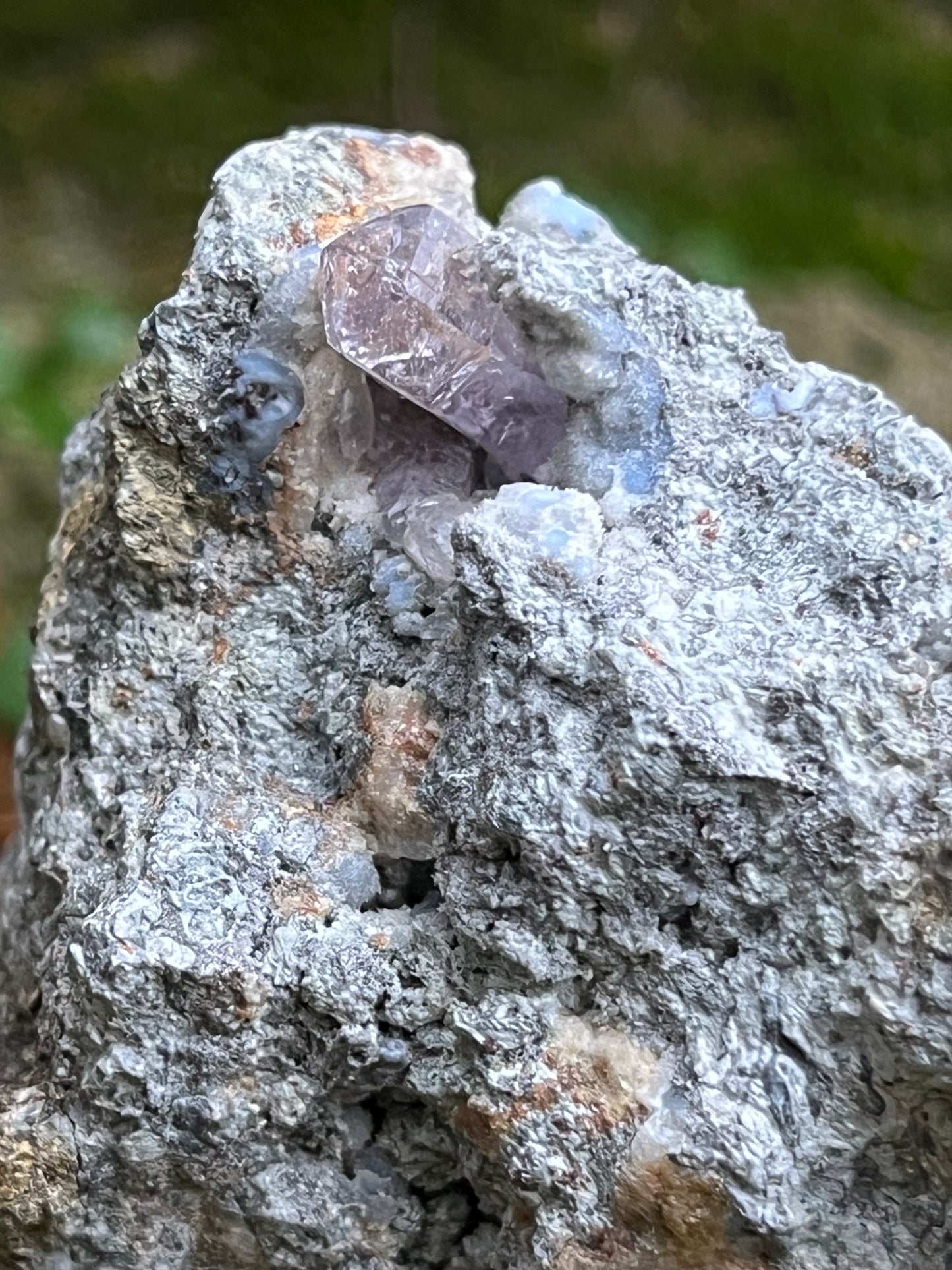 Herkimer Ametiszt Kvarc Andezit Ágyon